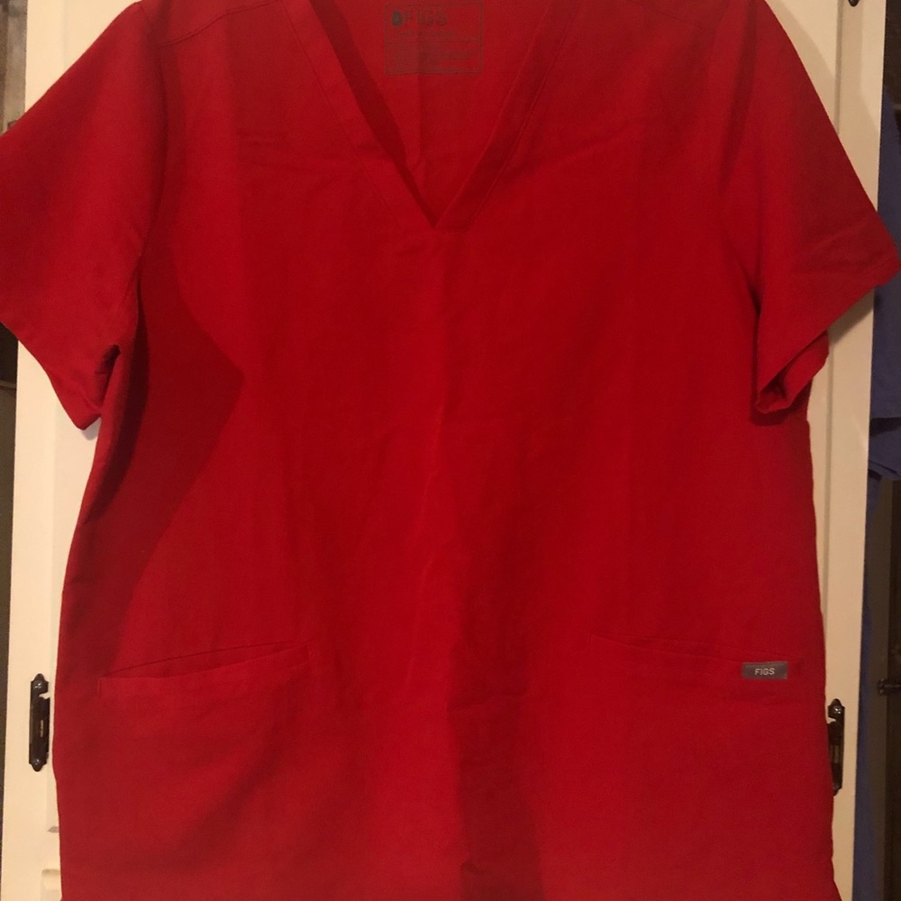 Figs pop red Casma top